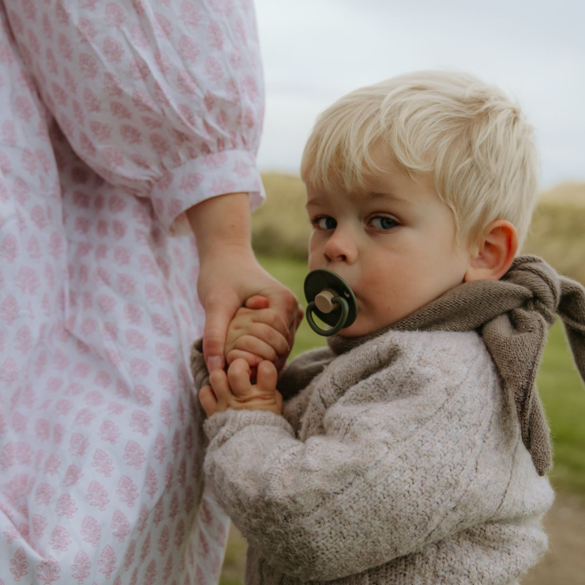 FRIGG Little Viking Fopspeen Natuurrubber Ragnar Olive - Afbeelding 3